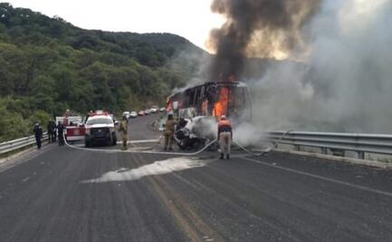 Conductor muere calcinado tras choque con autobús que transportaba a normalistas de Ayotzinapa