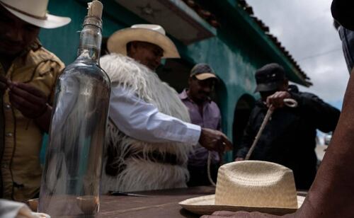 Vecinos, amigos y familiares acudieron ataviados con la indumentaria que acostumbran los chamulas en ceremonias especiales. Foto: Especial