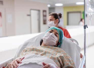 "Tiene un bebé en el intestino": mujer va al médico por dolor de estómago y recibe impactante diagnóstico