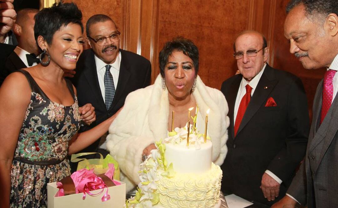 Franklin llegó envuelta en pieles blancas a su celebración y estuvo acompañada por el ejecutivo de la industria musical Clive Davis y al reverendo Jesse Jackson, entre otros. (FOTO: AP)