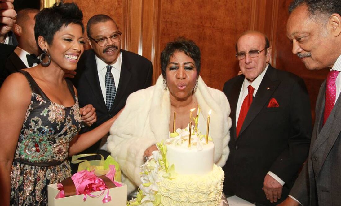 Franklin llegó envuelta en pieles blancas a su celebración y estuvo acompañada por el ejecutivo de la industria musical Clive Davis y al reverendo Jesse Jackson, entre otros. (FOTO: AP)