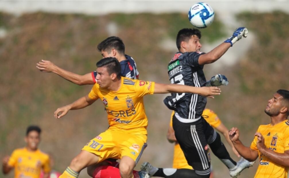 Nahuel Guzmán es duda para enfrentar al América