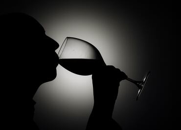 Con cada semana de encierro aumenta el consumo de alcohol: estudio