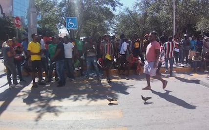 Migrantes haitianos se amotinan en Plaza Miguel Hidalgo de Reynosa