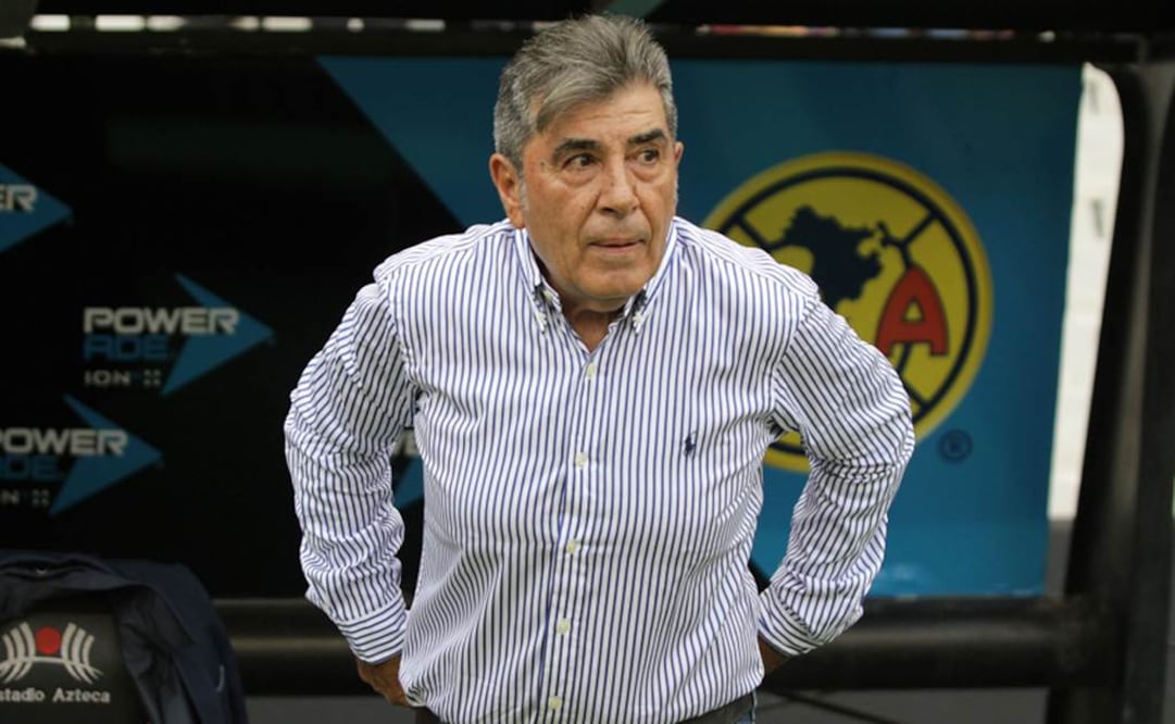 Carlos Reinoso antes del juego entre América-Veracruz. Carlos Mejía