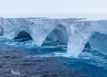El iceberg más grande del mundo se derrite: Así se ven las impresionantes cuevas y arcos creados por el deshielo