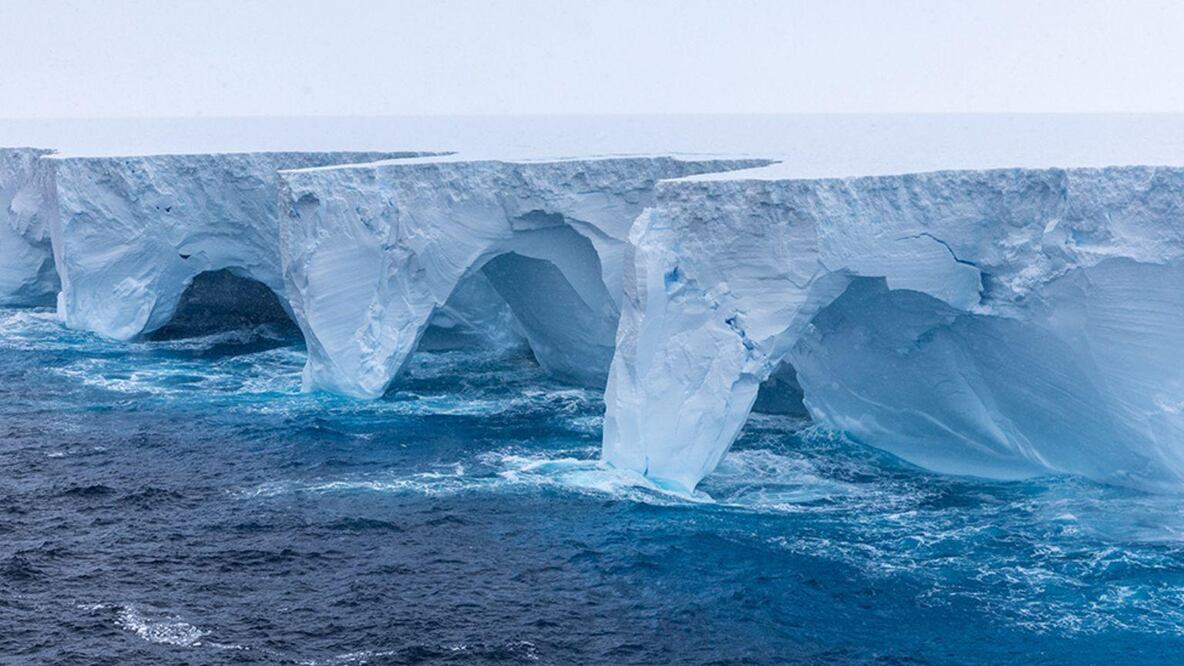 Las impresionantes cuevas y arcos creados por el deshielo en el iceberg más grande del mundo. Foto: BBC
