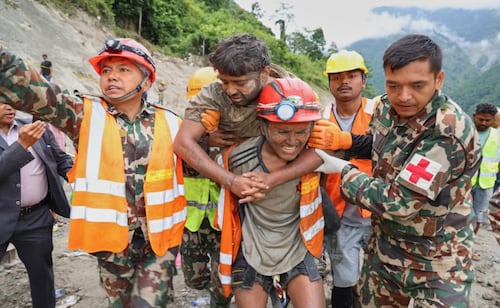 Nepal eleva a mil 295 el número de muertos por riada; rescata a 2 personas con vida tras más de una semana