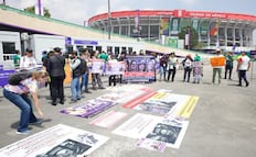 Pese a los obstáculos, madres buscadoras se manifiestan frente al Estadio Ciudad de México; "nos acompañamos y ayudamos a encontrar a nuestros hijos"