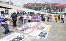 Pese a los obstáculos, madres buscadoras se manifiestan frente al Estadio Ciudad de México; "nos acompañamos y ayudamos a encontrar a nuestros hijos"