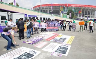 Pese a los obstáculos, madres buscadoras se manifiestan frente al Estadio Ciudad de México; "nos acompañamos y ayudamos a encontrar a nuestros hijos"