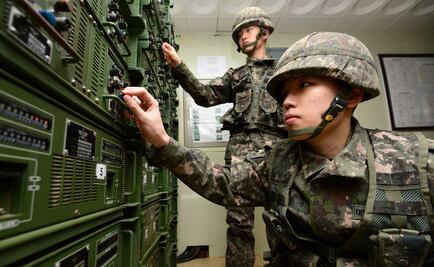 Ejército surcoreano hace un disparo de advertencia