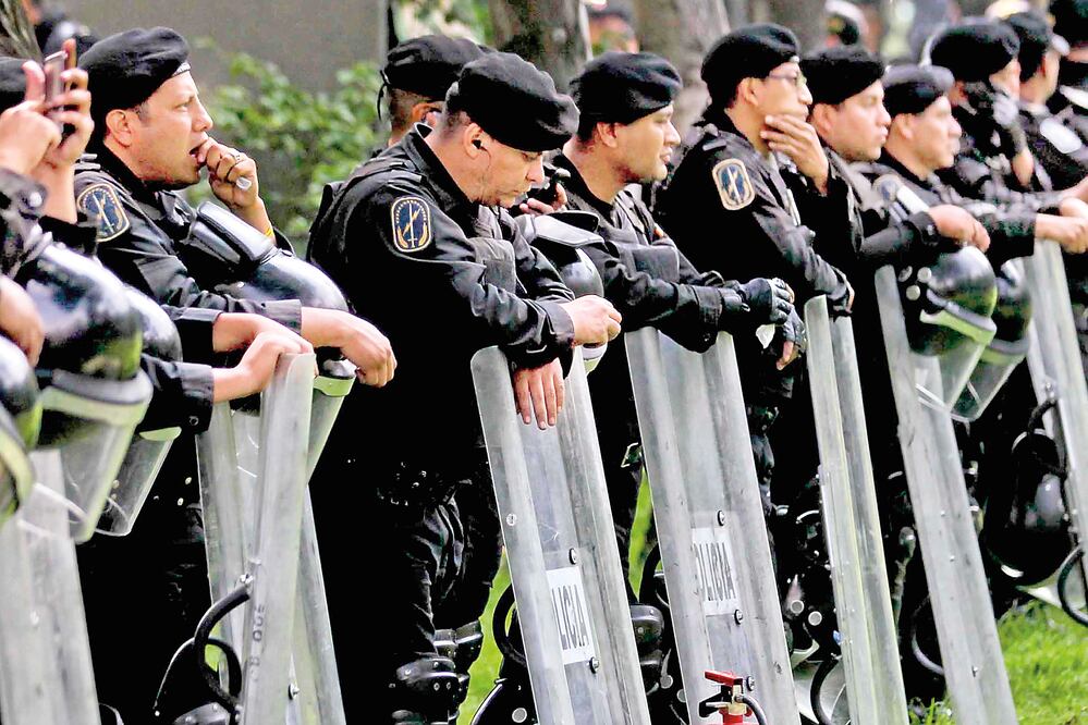 Hay policías que se quejan de que son obligados a trabajar hasta 18 horas continuas, aun cuando su turno ya culminó. Aseguran que los descansos seguidos a los que tienen derecho están sujetos a lo que ordene (FERNANDO RAMÍREZ. EL UNIVERSAL)