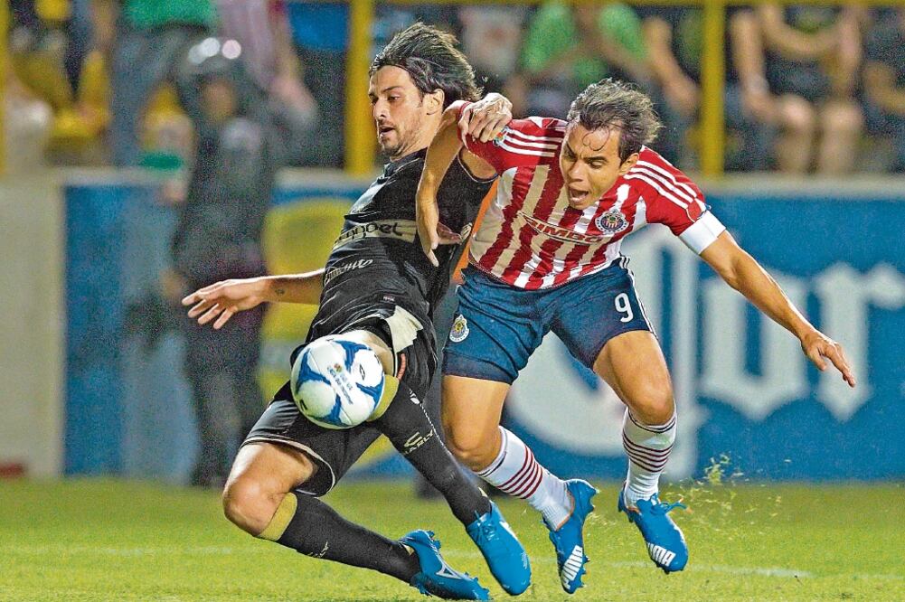 Dorados y Chivas mantuvieron una férrea disputa durante casi todo el encuentro; ambos querían el triunfo. ERENESTO PÉREZ M. IMAGO7