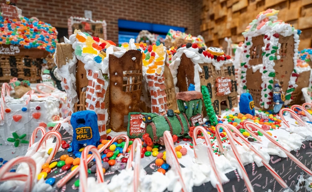 Con 700 casitas y locales tallados uno a uno, el célebre GingerBread Lane regresa estas Navidades convertido en un retrato dulce de la ciudad, donde conviven un taxi amarillo, un tramo de la Quinta Avenida, los almacenes Macy’s y hasta un restaurante halal, todo en versión galletera. Foto: EFE