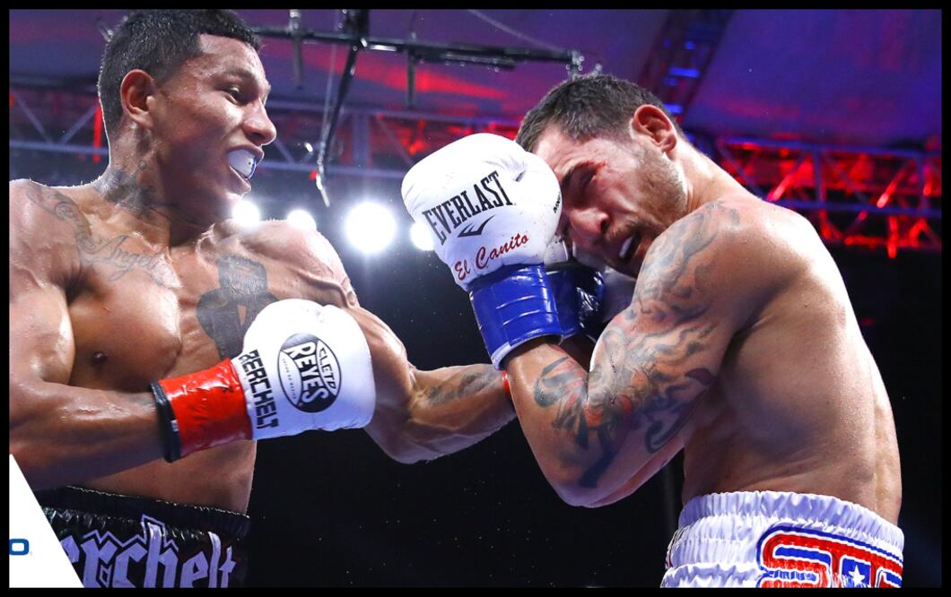 Miguel Berchelt conecta un gancho a la maandíbula del puertorriqueño Jason Sosa (Twitter @TRBoxing).