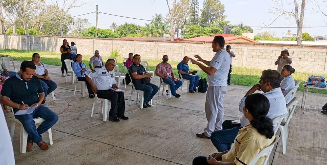 Daniel López Regalado (de pie) fue señalado de escupir y toser en pasillos. FOTO: Jurisdicción Sanitaria del Istmo