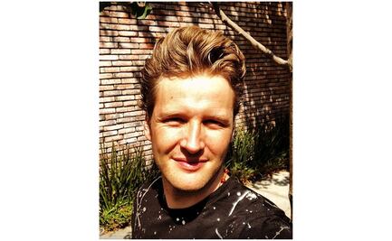 Alexander Acha ayuda a afectados por el coronavirus con "Seguimos de pie"