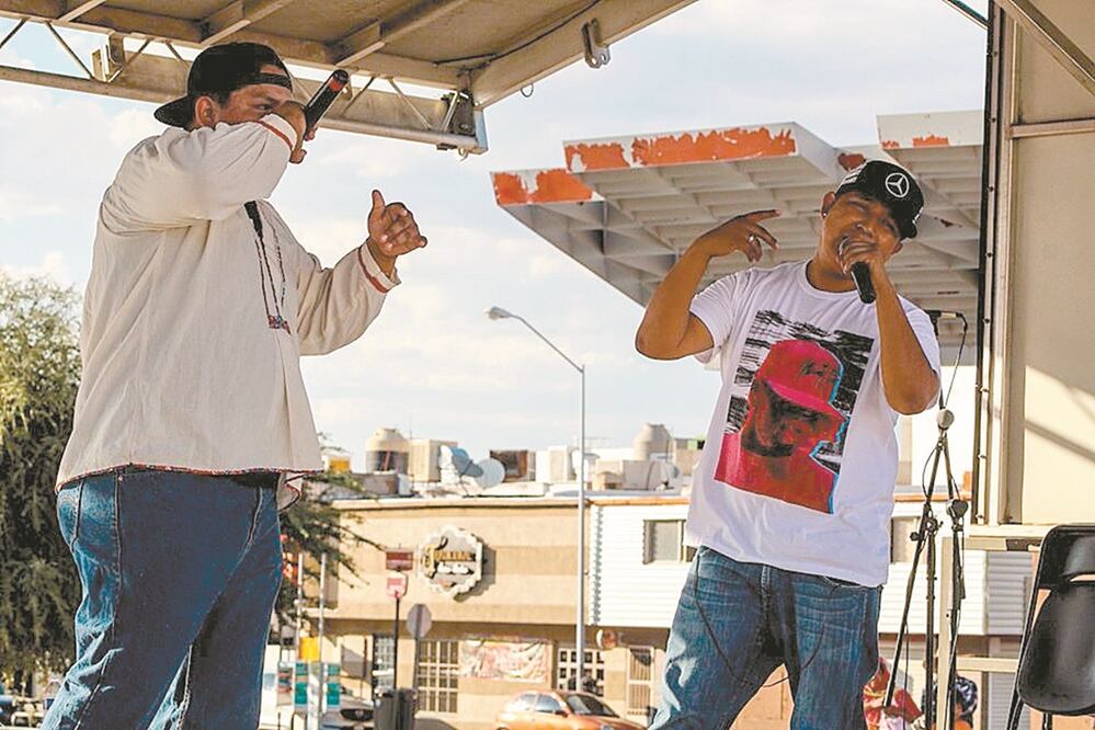A través de su música, Mateo y Jairo buscan motivar a los niños y jóvenes de su comunidad a hablar en rarámuri, así como a cantarle a la naturaleza y a su cultura sin temor a ser criticados. Foto: ESPECIAL