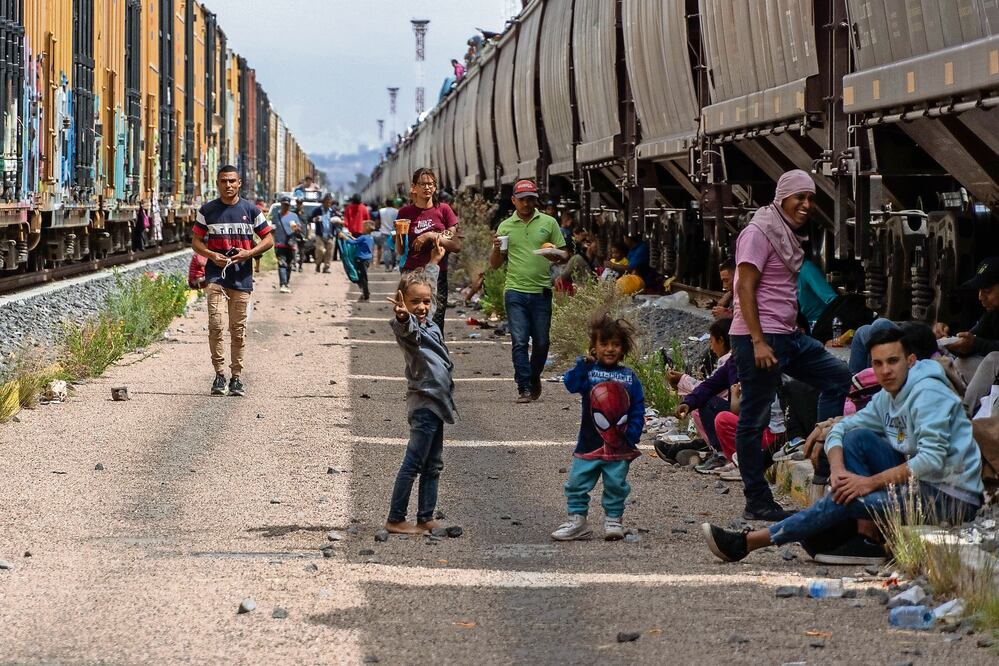 Muchas madres migrantes con sus hijos que van de recién nacidos hasta 10 años de edad quedaron varados al ser detenidos los trenes en Zacatecas. Foto: Diana Valdez | El Universal