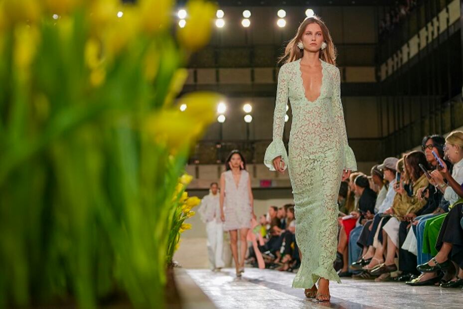 El desfile de Carolina Herrera se llevó a cabo en la sede del Ballet de Nueva York, en el Lincoln Center. Foto: EFE