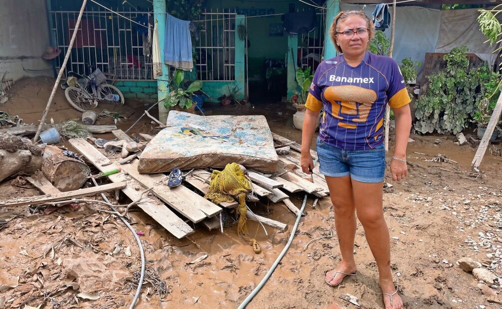 Anadelly, su esposo Abel y su hija menor estaban en su casa cuando entró el río a la vivienda como una ola. Foto: Arturo de Dios Palma | El Universal
