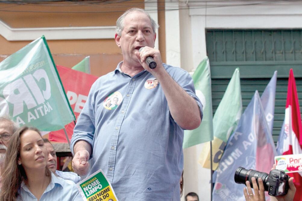 Mitin. El candidato Ciro Gomes se presentó ayer como la opción de la izquierda de Brasil para evitar el triunfo de la ultraderecha. (MAURO PIMENTEL. AFP)