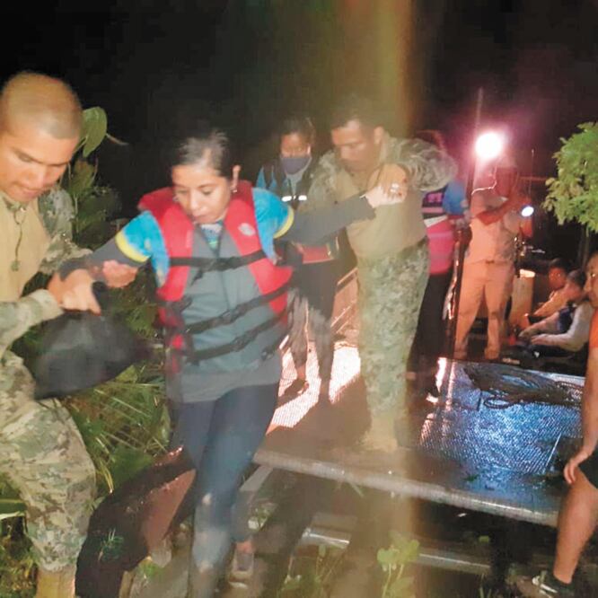 Con una embarcación integrada por personal experto, elementos de la Marina rescataron a las personas en el río Coatzacoalcos. Foto/ESPECIAL