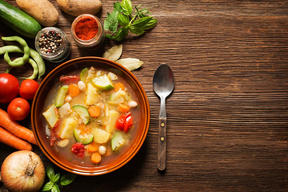 Hazle a tu familia una nutritiva sopa de verduras (foto: istock)