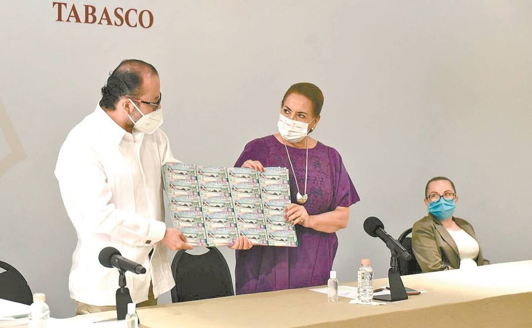 La titular de la Secretaría de Salud, Silvia Roldán Fernández, fue quien recibió los boletos de la rifa del Avión Presidencial. Foto: Especial
