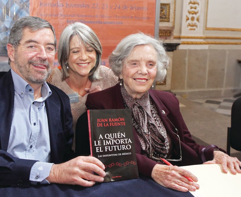 Juan Ramón de la Fuente con Elena Poniatowska y Adriana Malvido (ADRIÁN HERNÁNDEZ. EL UNIVERSAL)