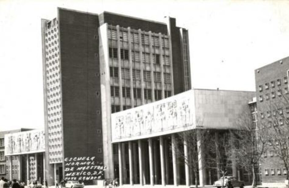 La torre del logo del metro Normal que un temblor fracturó