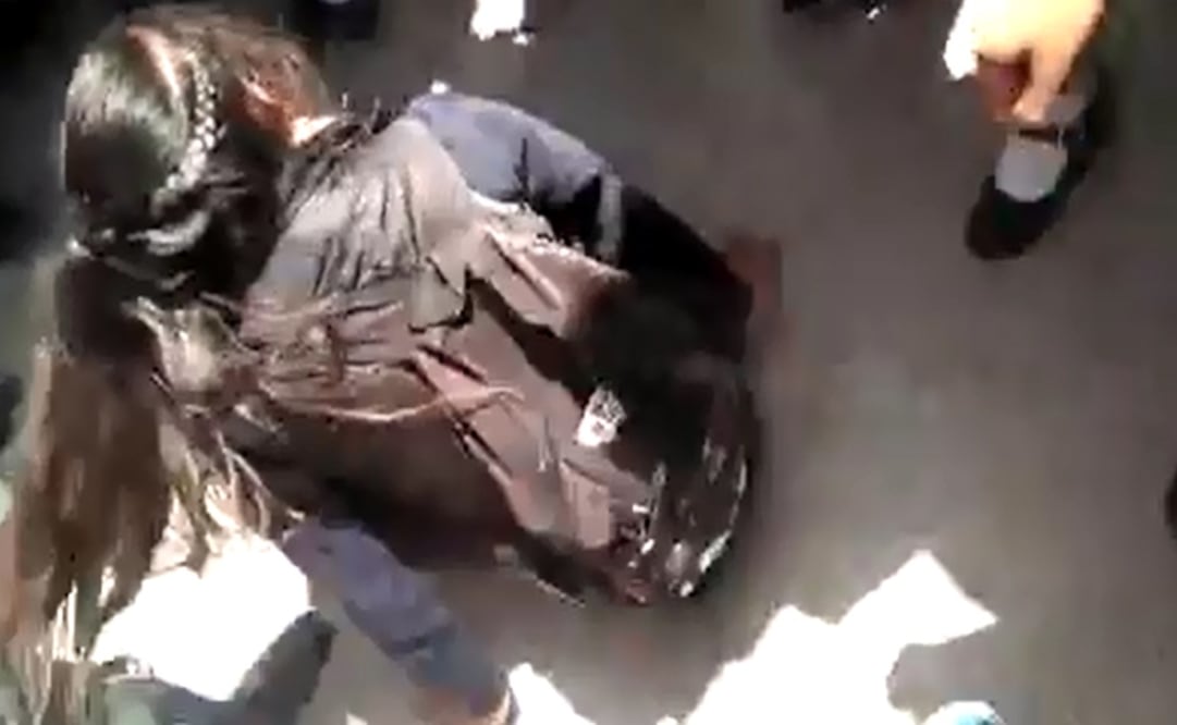 En el video se aprecia que una mujer golpea a la menor. Foto: Captura de video