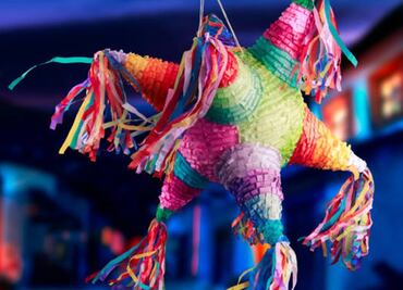 Llevan piñata mexicana a Rumania y se vuelve rotundo éxito; TikTok se viraliza