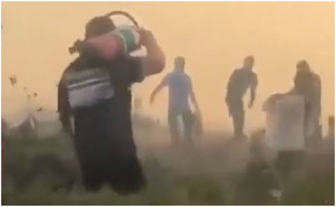 El rey, ataviado con una camiseta y un pantalón oscuros, llevaba a sus hombros un extintor con el objetivo de ofrecer apoyo al equipo joven de bomberos que acudió para intentar extinguir el incendio