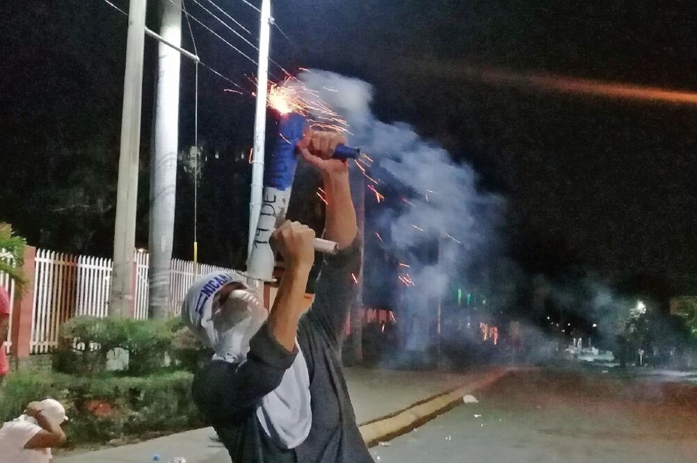Jóvenes de barrios aledaños a la Universidad Politécnica se congregaron la madrugada de ayer para apoyar a los estudiantes atrincherados (CORTESÍA URIEL VELÁSQUEZ)