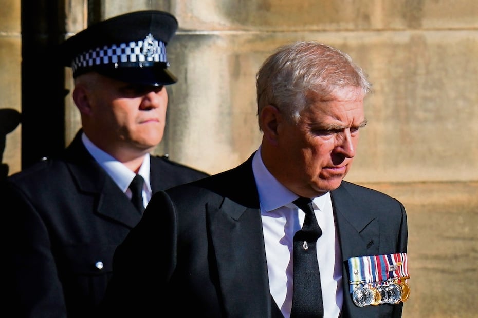 El entonces príncipe Andrés al salir de la Catedral de St. Giles tras la llegada del féretro con los restos de su madre, la reina Isabel, en Edimburgo, Escocia, el 12 de septiembre de 2022. Foto: Peter David Josek / AP
