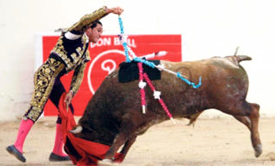 El torero mexicano Alfredo Ríos con banderillas con velcro en un espectáculo en Las Vegas, EU (Foto: EFE/Archivo)