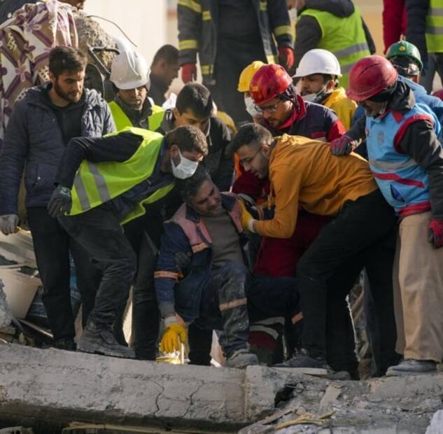 FOTOS: Desesperados, socorristas en Turquía buscan vida entre escombros