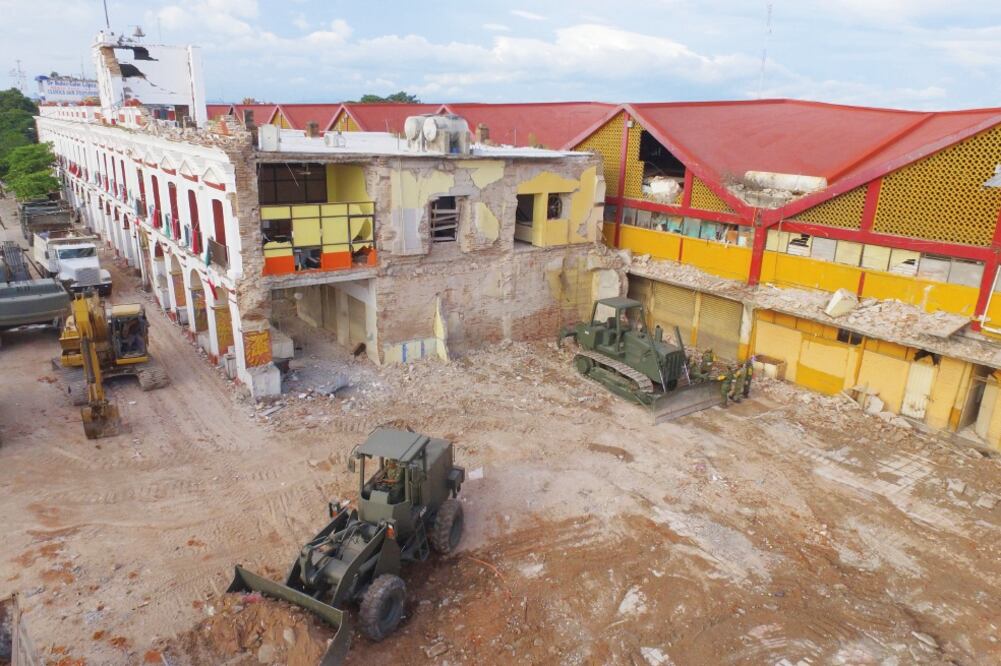 Militares limpian el terreno donde se asentaba el histórico palacio municipal de Juchitán, Oaxaca, que se derrumbó el pasado jueves con el sismo de 8.2 grados (CORTESÍA DALÍ LÓPEZ NELIO)