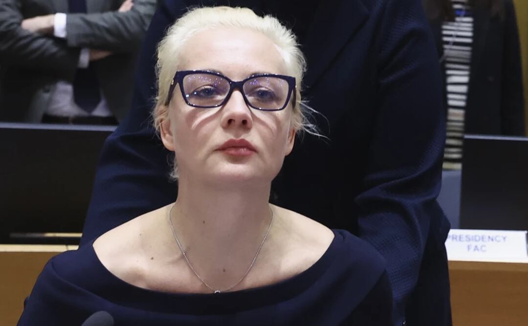 Yulia Navalnaya, viuda del líder de la oposición rusa Alexei Navalny, habla durante una reunión de ministros del Exterior de la Unión Europea en Bruselas. Foto: AP