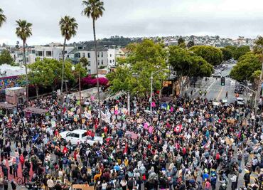 Gobierno de EU informará a miles de migrantes que sus permisos para vivir y trabajar en el país han sido revocados, reporta CNN