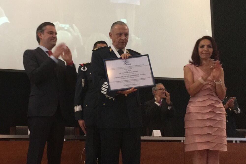 El secretario de la Defensa Nacional, Salvador Cienfuegos, recibe la presea “Doctor Salvador Corrales Ayala”. Foto: @S_Cienfuegos_Z