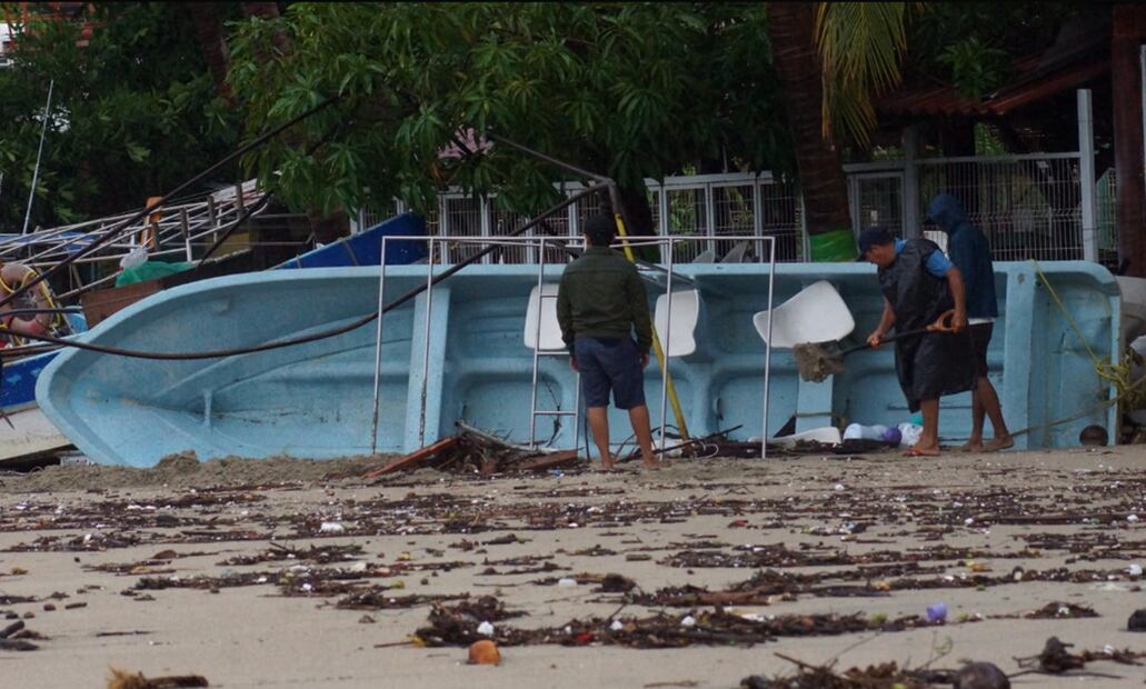 “Erick” causó afectaciones principalmente a embarcaciones dedicadas a la pesca y turismo en la bahía principal de Puerto Escondido, Oaxaca, el jueves 19 de junio de 2025. Foto: Edwin Hernández/EL UNIVERSAL
