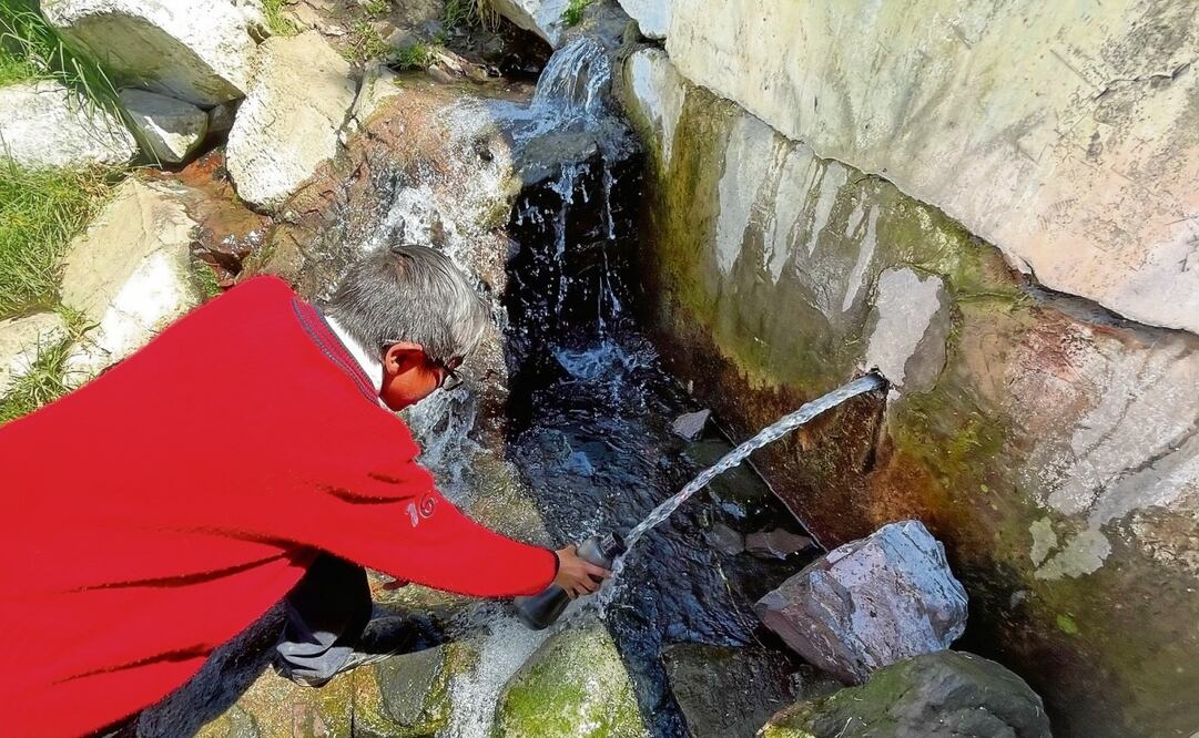 Los pobladores beben de la tierra con confianza absoluta, llenan garrafones directamente de los ojos de agua y sumergen sus manos en los manantiales como si fueran fuentes sagradas. Foto: Michelle Sánchez / EL UNIVERSAL