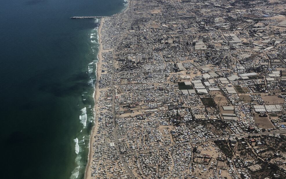 Imagen de miles de tiendas de campaña en un campamento de desplazados en la Franja de Gaza, vistas desde un avión de la Fuerza Aérea Jordana, el jueves 7 de agosto de 2025. Foto: AP