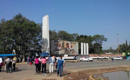 Sección 22 bloquea crucero del Monumento a Juárez