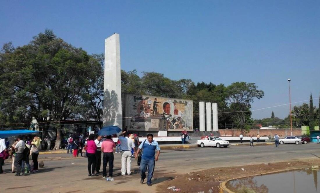 Sección 22 bloquea crucero del Monumento a Juárez
