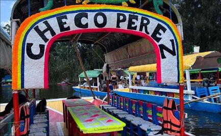 En Xochimilco, una trajinera homenajea a Checo Pérez y Red Bull