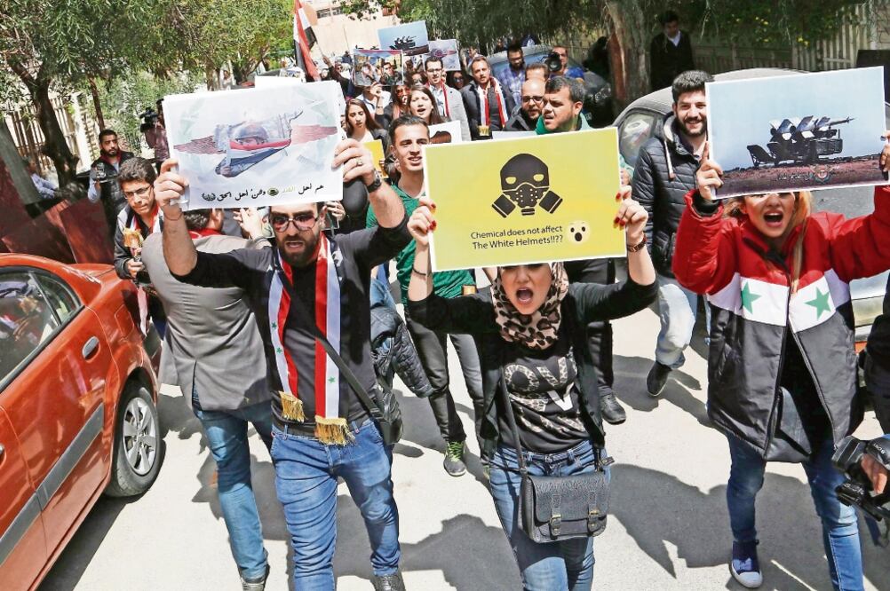 Decenas de sirios protestaron ayer afuera de la sede de la ONU en Damasco contra el ataque de Estados Unidos a una base militar del gobierno de Al-Assad. (YOUSSEF BADAWI. EFE)